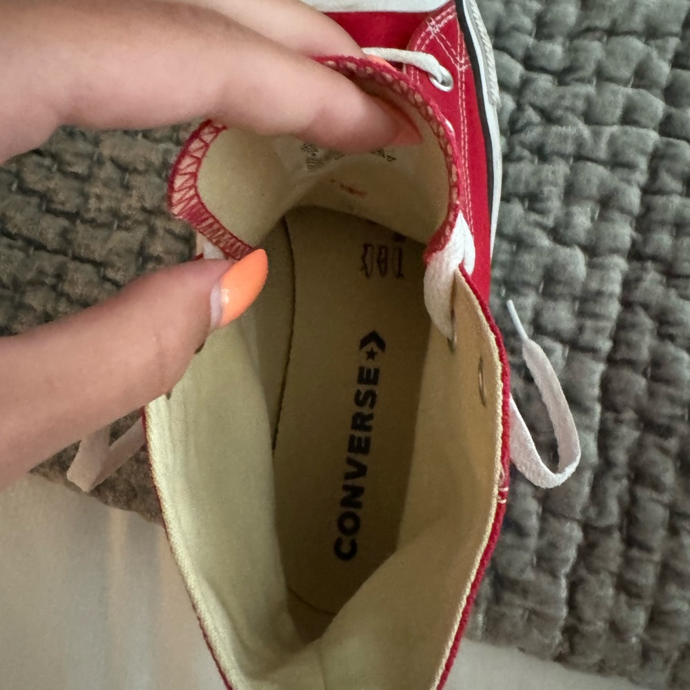 Red converse - Picture 5 of 5